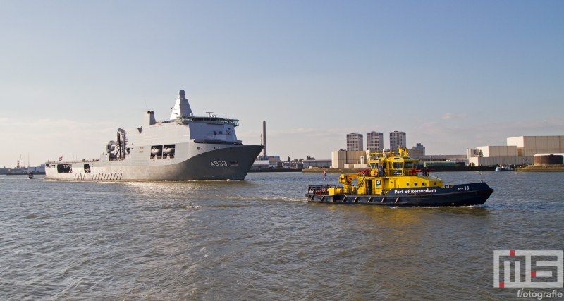 Het marineschip Zr. Ms. Karel Doorman (A833) met de RPA 13 op de Wereldhavendagen in Rotterdam