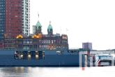 Het marineschip Zr. Ms. Karel Doorman (A833) op de Wereldhavendagen in Rotterdam tijdens schemering