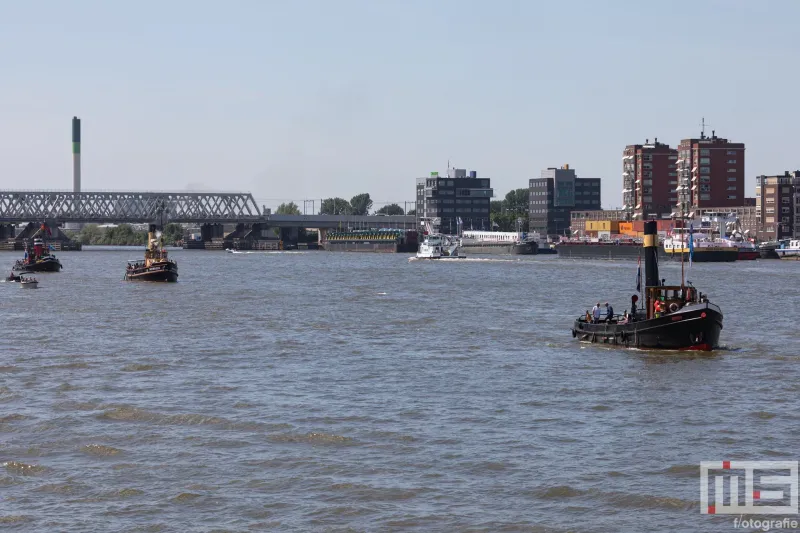 Het stoomschip Dockyard IX met andere op het Stoomevenement Dordt in Stoom in Dordrecht