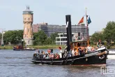 De stoomschip Volharding 1 met de watertoren op het Stoomevenement Dordt in Stoom in Dordrecht