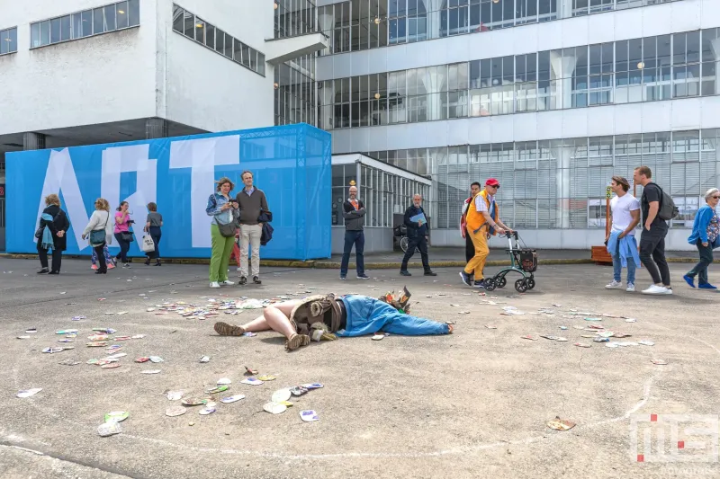 Toine Klaassens als de Dutch Bushman buiten op Kunstbeurs Art Rotterdam in Rotterdam