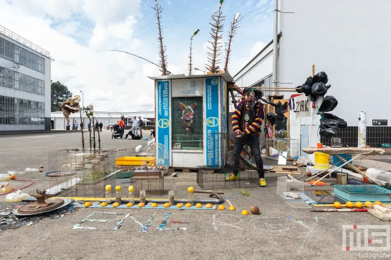 Toine Klaassens als de Dutch Bushman werkend op Kunstbeurs Art Rotterdam in Rotterdam