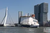 De Wereldhavendagen 2022 in Rotterdam met de Pride of Rotterdam kerend bij de Erasmusbrug
