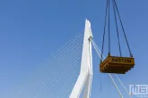De Wereldhavendagen 2022 in Rotterdam met een hijsdemo bij de Erasmusbrug