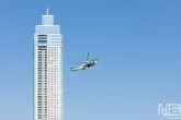 De Wereldhavendagen 2022 in Rotterdam met de helikopter N088 bij de Zalmhaventoren