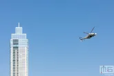 De Wereldhavendagen 2022 in Rotterdam met de helikopter N088 voorbij de Zalmhaventoren