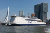 De Wereldhavendagen 2022 in Rotterdam met de Pride of Rotterdam kerend op de Maas