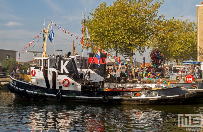 Het stoomschip Adriaan tijdens het evenement Furiade aan de kade in Maassluis