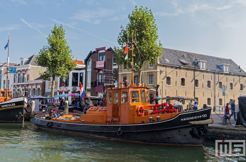 Het stoomschip Havendienst 20 tijdens het evenement Furiade aan de kade in Maassluis