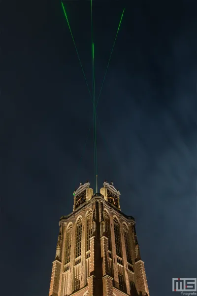 Dwaalspoor in Dordrecht tijdens de Dordtse December Dagen met verlichte Grote Kerk