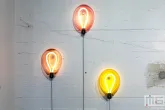De drie lampen van Thier van Daalen in het HAKA-gebouw in Rotterdam tijdens Art Rotterdam