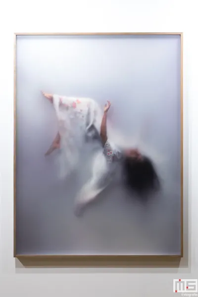 Het schilderij Madoka Floating van Casper Faasen tijdens Art Rotterdam in Rotterdam