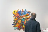 Het kunstobject van Thijs Jansen tijdens Art Rotterdam in de Van Nelle Fabriek in Rotterdam