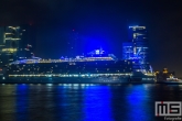 Het cruiseschip Oasis of the Seas in de nacht aan de Cruise Port Rotterdam