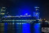 Het cruiseschip Oasis of the Seas in de nacht aan de Cruise Port Rotterdam