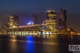 Het cruiseschip Oasis of the Seas in de nacht aan de Cruise Port Rotterdam