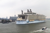 De binnenkomst van het cruiseschip Oasis of the Seas in Rotterdam met de Euromast