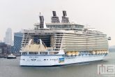 De binnenkomst van het cruiseschip Oasis of the Seas in Rotterdam