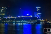 Het cruiseschip Oasis of the Seas in de nacht aan de Cruise Port Rotterdam