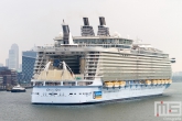 De binnenkomst van het cruiseschip Oasis of the Seas in Rotterdam