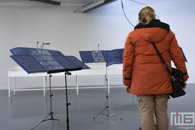 Een bezoeker in kunstinstituut Melly in Rotterdam tijdens Museumnacht010