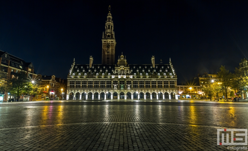 De universiteitsbibliotheek van Leuven in de nachtelijke uren