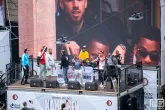Feestelijke sfeer op Coolsingel terwijl Feyenoord wordt gehuldigd