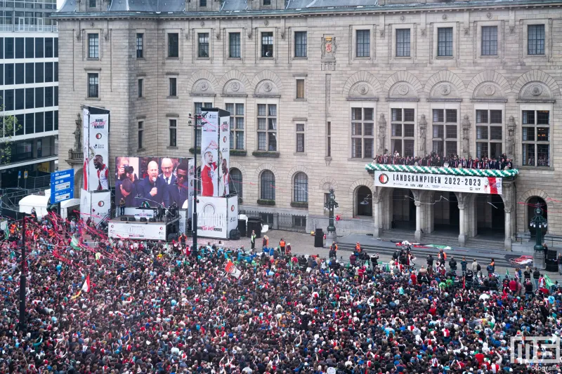 Coolsingel in Rotterdam wordt overspoeld door zee van Feyenoord-fans tijdens huldiging