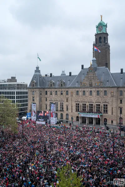 Feyenoord geëerd op de Coolsingel in Rotterdam samen met gepassioneerde supporters aan hun zijde