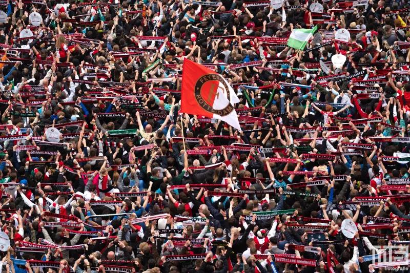 Rotterdamse Coolsingel overspoeld met steun tijdens Feyenoord's huldiging met geweldige supporters