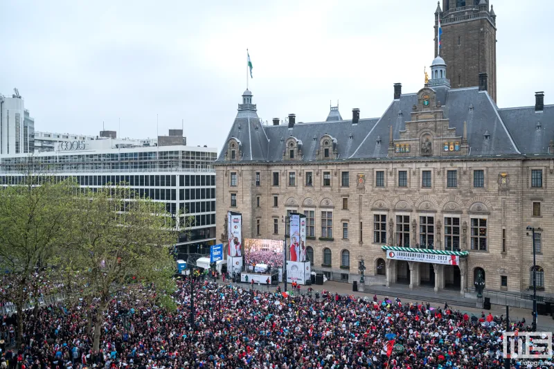 Rotterdamse Coolsingel barst uit zijn voegen bij Feyenoord's huldiging met geweldige supporters