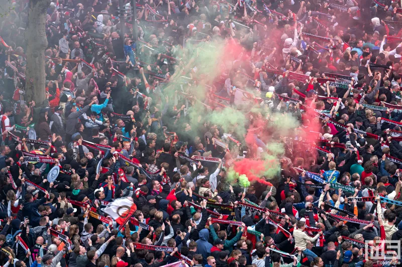Massale menigte juicht Feyenoord toe tijdens huldiging op de Coolsingel