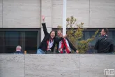 Feyenoord gehuldigd op de Coolsingel in Rotterdam, omringd door fantastische supporters