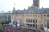 Feyenoord gehuldigd op de Coolsingel in Rotterdam onder luid gejuich van geweldige supporters