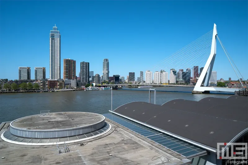 Het Rotterdamse Dakendagen uitzicht op de Erasmusbrug in Rotterdam