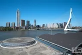 Het Rotterdamse Dakendagen uitzicht op de Erasmusbrug in Rotterdam