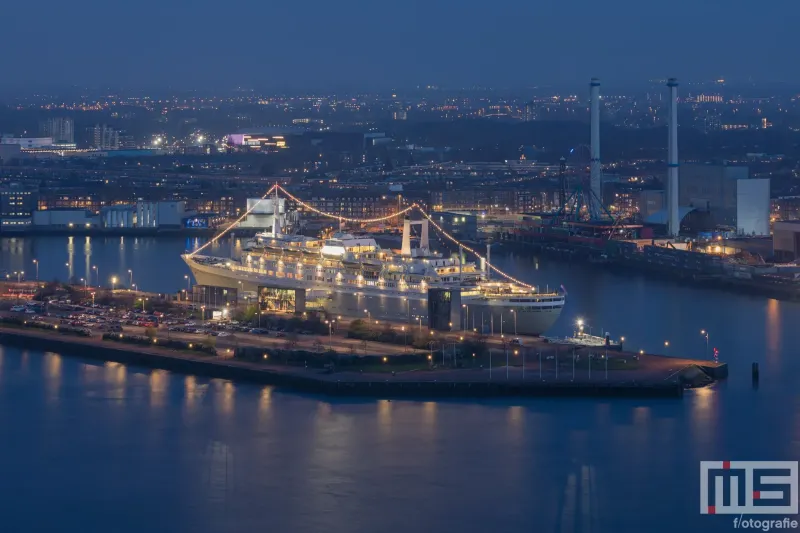 Het cruiseschip ss Rotterdam en het Ahoy tijdens het blauwe uurtje in Rotterdam Katendrecht