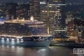 Het cruiseschip IONA van P&O Ferries aan de Cruise Terminal Rotterdam