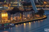 De Erasmusbrug in Rotterdam in zijn originele kleuren tijdens een normale avond