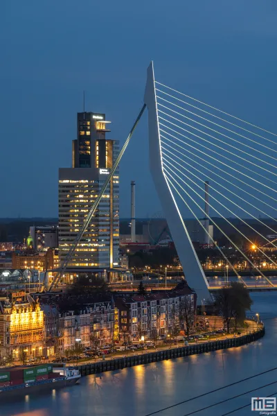 De Erasmusbrug in Rotterdam in zijn originele kleuren tijdens een normale avond