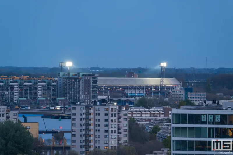 Het Feyenoord Stadion in Rotterdam tijdens het blauwe uurtje op een speelavond