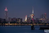 De skyline van Rotterdam in de kleuren rood/wit van Feyenoord Rotterdam tijdens het kampioenschap