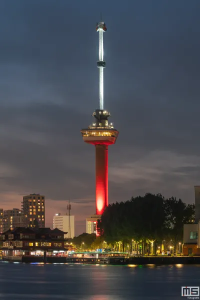 De Euromast in de kleuren rood/wit van Feyenoord Rotterdam tijdens het kampioenschap