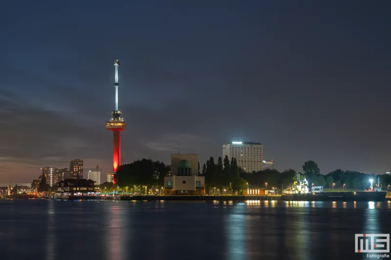 De Euromast Rotterdam in de kleuren rood/wit van Feyenoord Rotterdam tijdens het kampioenschap