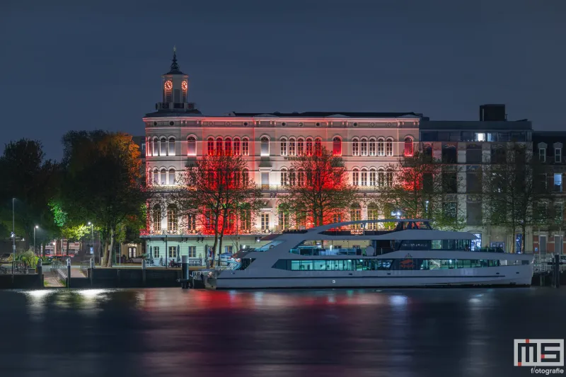 Te Koop | Het Wereldmuseum Rotterdam in de kleuren rood/wit van Feyenoord Rotterdam tijdens het kampioenschap