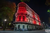 Het Wereldmuseum Rotterdam in de clubkleuren van Feyenoord Rotterdam tijdens het kampioenschap