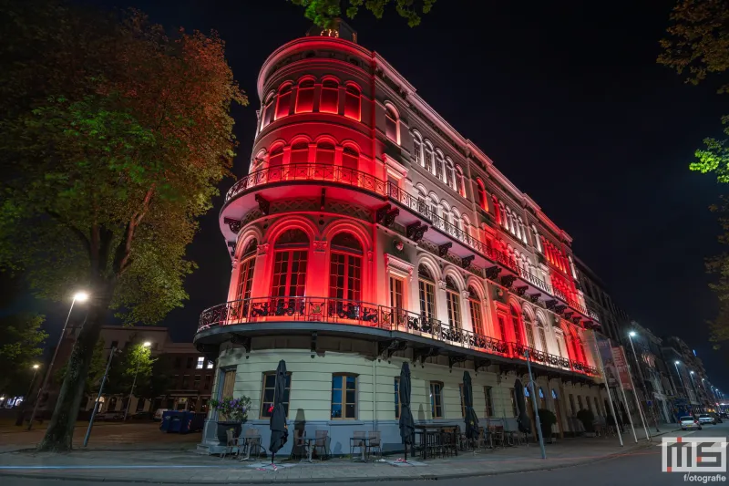 Het Wereldmuseum Rotterdam in de clubkleuren van Feyenoord Rotterdam tijdens het kampioenschap