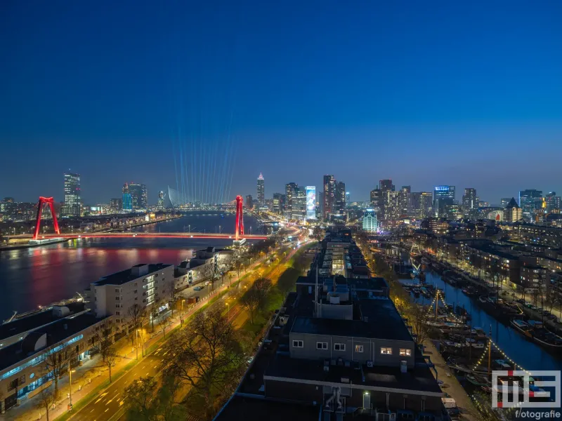 De lichtshow van de viering van 150 jaar Holland America Line in Rotterdam