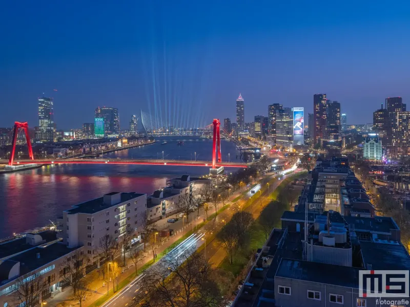 De fantastische lichtshow van de viering van 150 jaar Holland America Line in Rotterdam