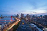 De skyline van Rotterdam met de Willemsbrug en Erasmusbrug en het Haringvliet tijdens Koningsdag